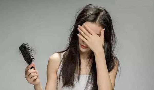女性脱发的原因是什么引起的？